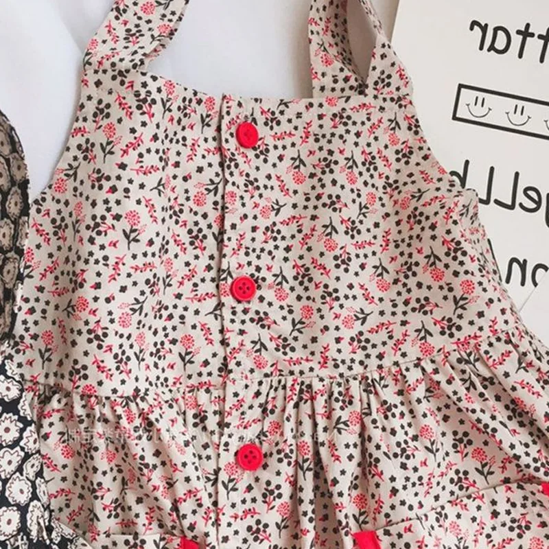 Chi tiết vải hoa nhí và cúc đỏ